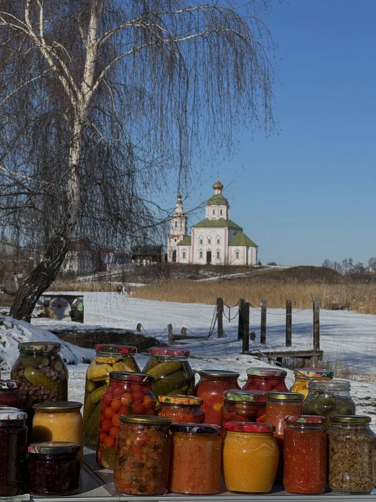 Банки с заготовками на фоне зимнего пейзажа