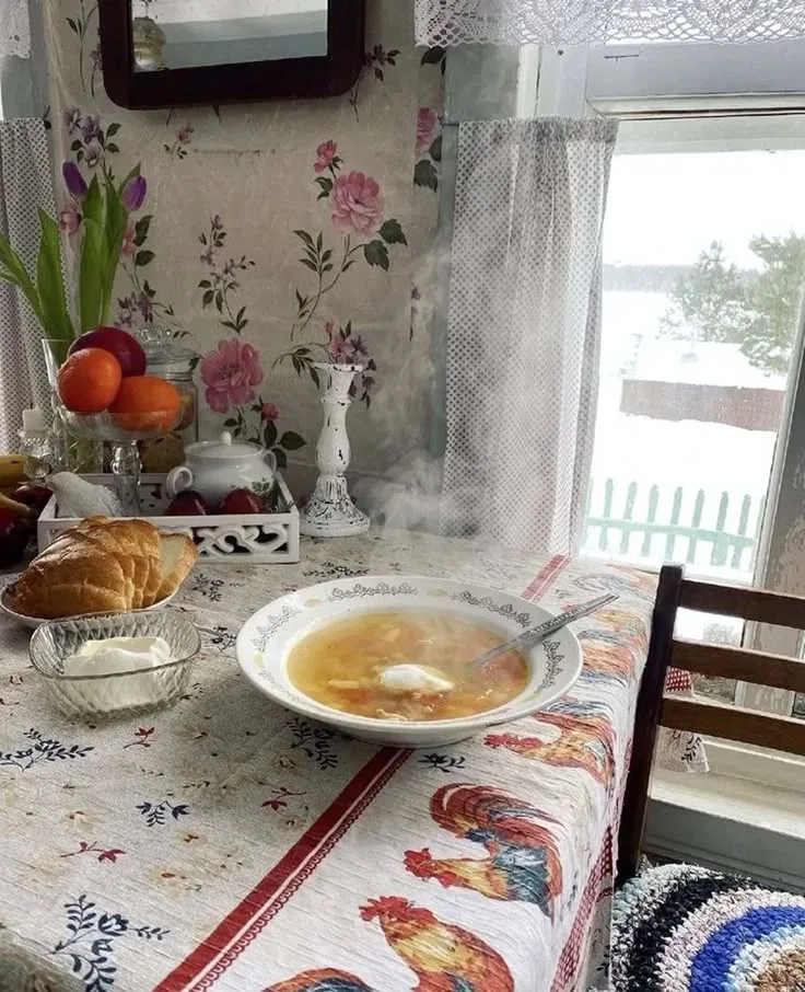 Суп на деревенском столе