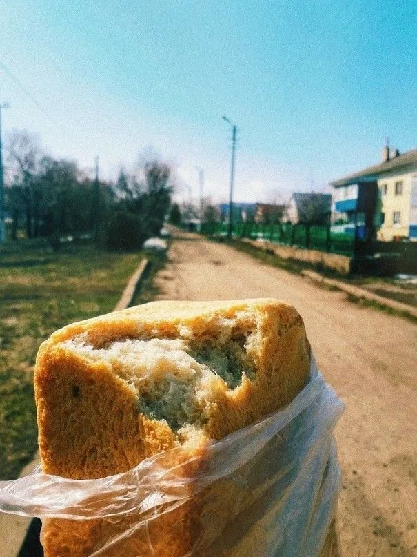 Откушенный хлеб на фоне дороги